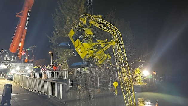 Der Bagger konnte in der Nacht geborgen werden (Bild: Österreichische Wasserrettung Landesverband Salzburg )