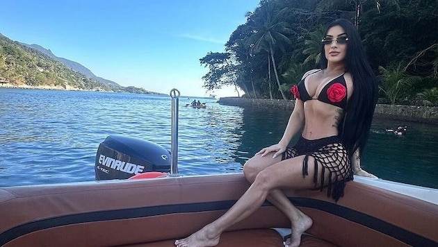 Aline Tamara Moreira de Amorim (37) war der Meinung, eine Rettungsweste würde ihre Fotos ruinieren – jetzt sind die Influencern und ihre Kollegin Beatriz Tavares da Silva Faria (27) tot. (Bild: APA/instagram.com/liih_abencoada/)