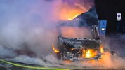 Der Klein-Lkw brannte komplett aus.