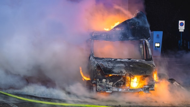 Der Klein-Lkw brannte komplett aus. (Bild: Feuerwehr Schönberg, Krone KREATIV)