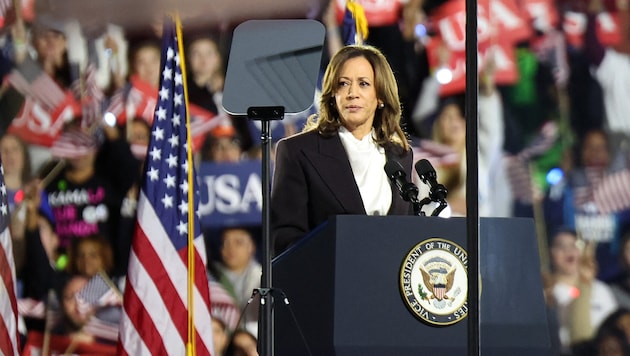 Kamala Harris zog es im Endspurt des US-Wahlkampfs an einen symbolträchtigen Ort in Washington. (Bild: APA/AFP/GETTY IMAGES/TASOS KATOPODIS)