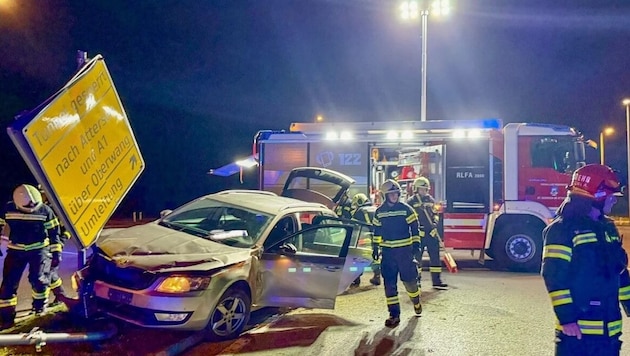 In einem Kreisverkehr krachten die Flüchtigen gegen ein Verkehrszeichen (Bild: Stoxreiter/Innerlohninger)