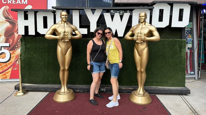 Claudia und Carina Santa am Hollywood Boulevard. (Bild: Chris Thiele)