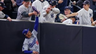 Zwei Zuschauer wollten Mookie Betts den Ball wegschnappen. (Bild: 2024 Getty Images)