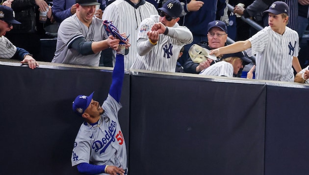 Zwei Zuschauer wollten Mookie Betts den Ball wegschnappen. (Bild: 2024 Getty Images)