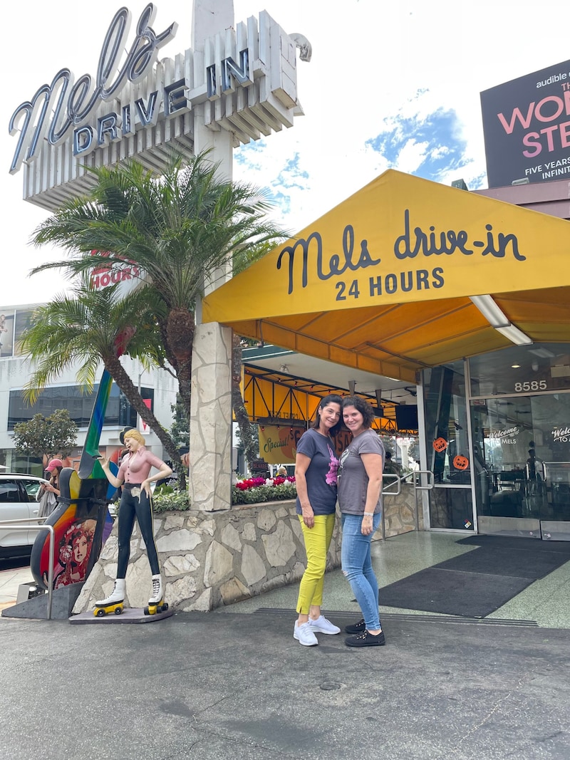 Claudia and Carina in front of the iconic Mel's. (Bild: Chris Thiele)