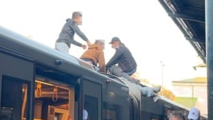 Aus juristischer Sicht war der verheerende Vorfall vor der U-Bahn-Station Schönbrunn nur ein kleines Verwaltungsdelikt. (Bild: Leserreporter, Krone KREATIV)