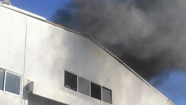 The impact near the workshop in the UN camp Naqoura briefly set the building on fire. (Bild: UNIFIL)