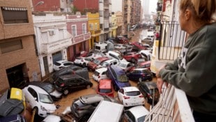 Die hohen Wasserstände sorgen für gewaltiges Chaos und zahlreiche Tragödien in beliebten Urlaubsregionen. (Bild: AP ( via APA) Austria Presse Agentur/Alberto Saiz)