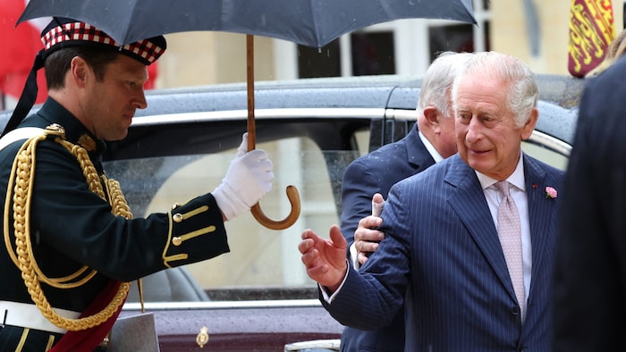 Lieutenant Colonel Johnny Thompson soll seine Verlobte bei der Arbeit für König Charles ...