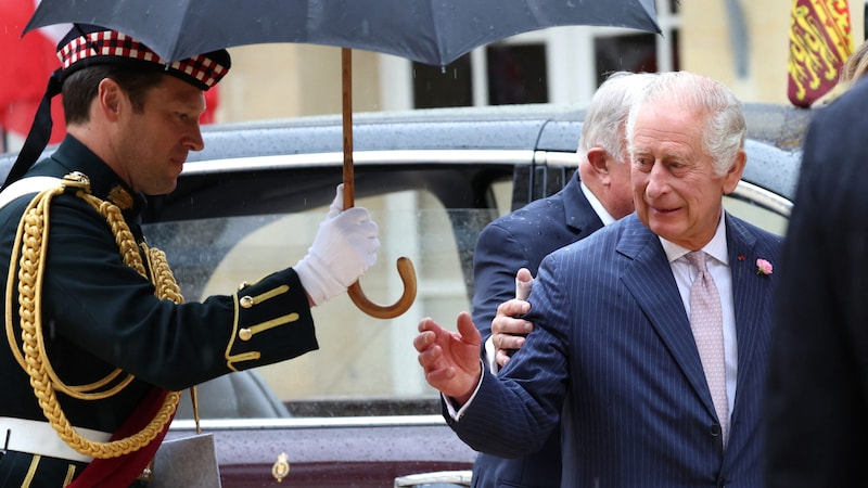 Lieutenant Colonel Johnny Thompson soll seine Verlobte bei der Arbeit für König Charles kennengelernt haben.  (Bild: APA/AFP/POOL/Emmanuel Dunand)