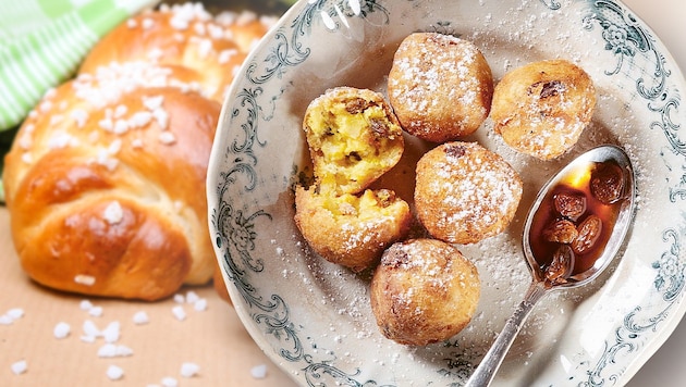 Das Briocheknödel-Rezept stammt aus dem Buch „Knödelreich“. (Bild: Krone KREATIV/stock.adobe.com, Gunda Dittrich, Ulrike Köb/Brandstätter Verlag)