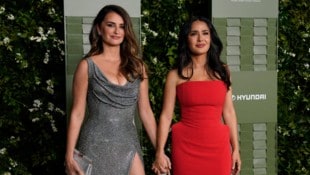 Am Red Carpet der Wall Street Journal Magazine‘s Innovator Awards in New York haben Penélope Cruz und Salma Hayek ein sehr sexy Doppel abgegeben. (Bild: APA/AFP/TIMOTHY A. CLARY)