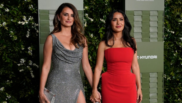 Am Red Carpet der Wall Street Journal Magazine‘s Innovator Awards in New York haben Penélope Cruz und Salma Hayek ein sehr sexy Doppel abgegeben. (Bild: APA/AFP/TIMOTHY A. CLARY)