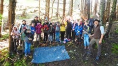 Hier wurde das Klassenzimmer in den Wald verlegt. (Bild: zVg)