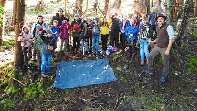 Hier wurde das Klassenzimmer in den Wald verlegt. (Bild: zVg)