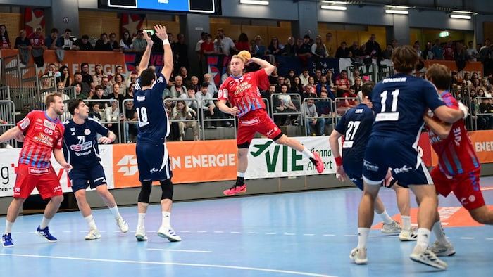 Der starke Fivers-Linkshänder Lukas Gangel (am Ball).