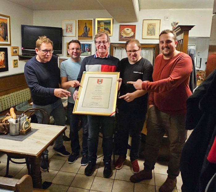 Der beliebte Wirt Franz Jesenko mit dem Stadtwappen. Seit Jahrzehnten treffen sich viele Gäste ...