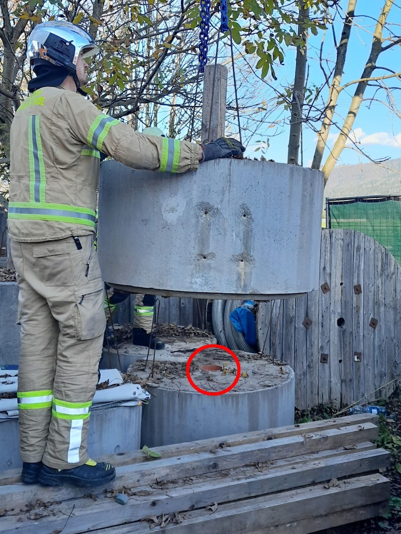 The cat was stuck in this pipe (red circle). (Bild: ZOOM Tirol)