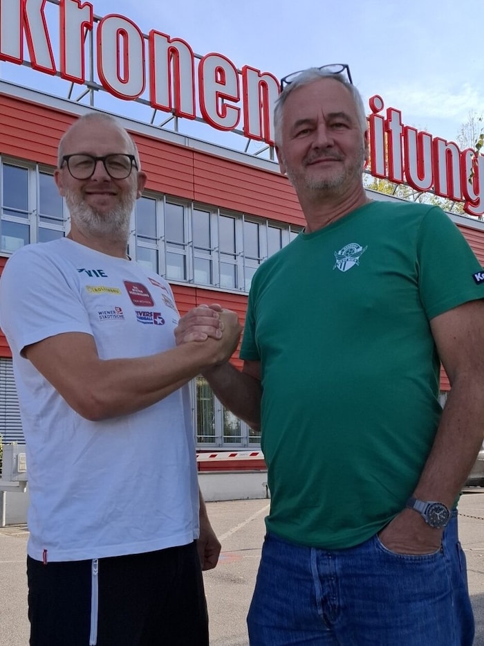 Trainer-Duell: Fiver Peter Eckl (li.) und West Wiens Roli Marouschek beim „Krone“-Besuch.