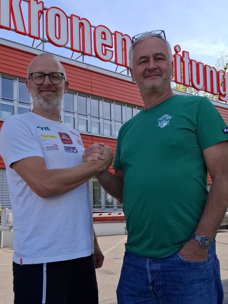 Coaching duel: Fiver Peter Eckl (left) and West Vienna's Roli Marouschek during their visit to the "Krone". (Bild: C. Mayerhofer)