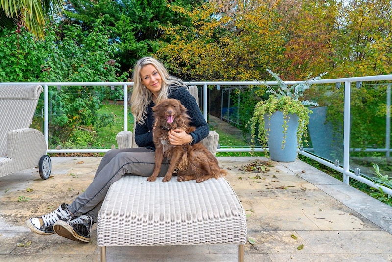 ... and thanks to her five "girls" (two dogs and three cats) she doesn't feel lonely. (Bild: Tischler Andreas/Andreas Tischler / Vienna Press)