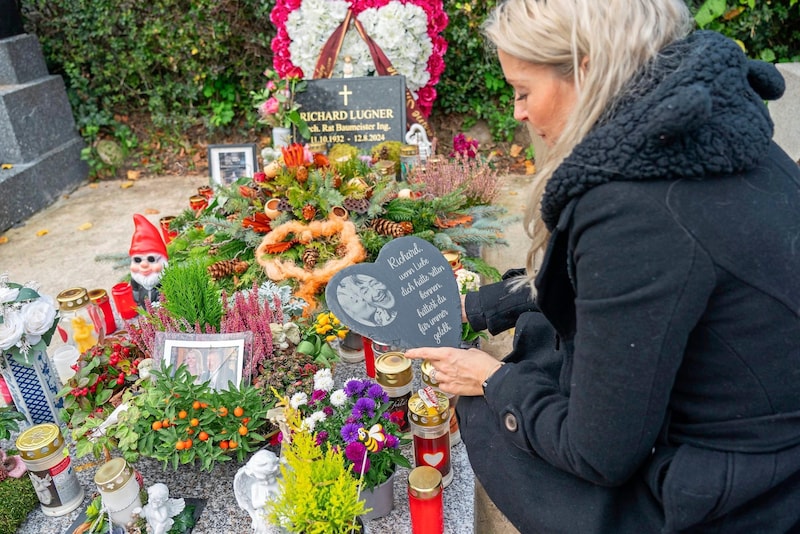 Zweimal in der Woche besucht Simone das Grab ihres verstorbenen Ehemannes. „Richard, wenn Liebe dich hätte retten können, hättest du für immer gelebt“, liest das Herz aus Schieferplatte an seinem Grab. Daneben ein Foto der beiden.  (Bild: Tischler Andreas/Andreas Tischler / Vienna Press)