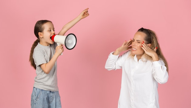 Helikoptereltern bereiten Kinder schlecht auf das Leben vor und ernten dann am Ende noch Vorwürfe, dass sie zu viel oder zu wenig getan haben, ärgert sich Dr. Schmidbauer. (Bild: stock.adobe.com/Lustre Art Group - stock.adobe.com)