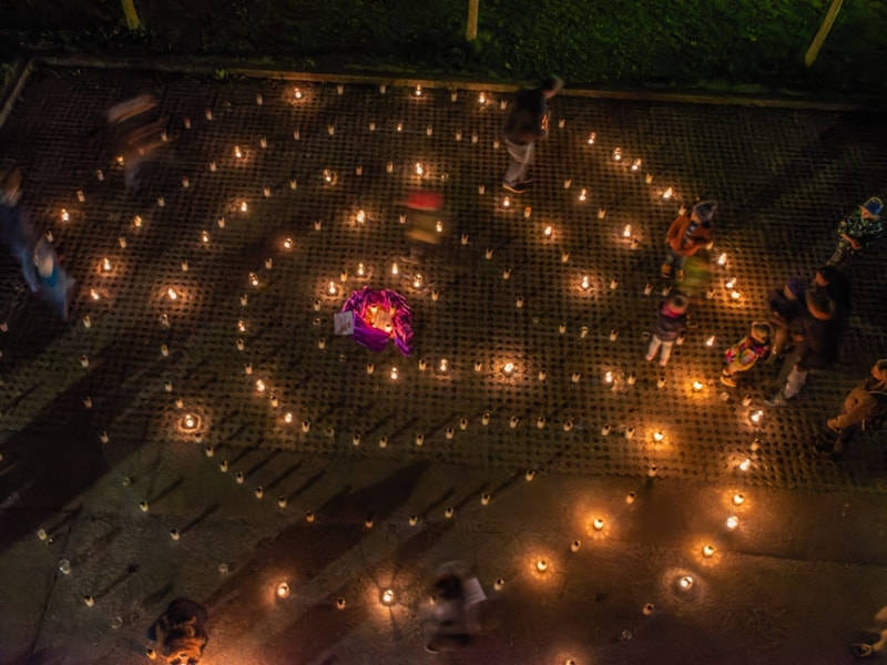 Zum 9. Mal gibt es in der Pfarre Kirchdorf an der Krems die Nacht der 1000 Lichter. Am Vorabend von Allerheiligen führt ein Lichterweg von der Pfarrkirche bis zur Friedhofskapelle. Tee wird im Anschluss beim gemütlichen Plausch getrunken. Datum: Do, 31. 10., 19 bis 21 Uhr Infolink: dioezese-linz.at (Bild: Haijes Jack/© Copyright 2018 Jack Haijes)