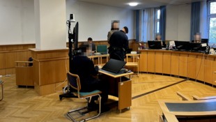 Die zwei Angeklagten im Wiener Landesgericht – in der Mitte der Jüngere. 