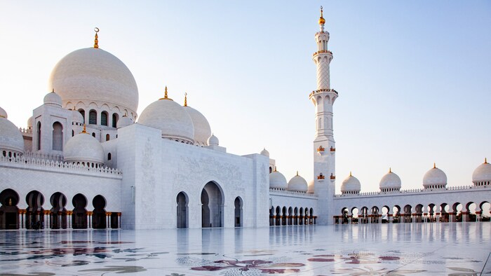 Die größte Moschee Abu Dhabis ist die prunkvolle Sheikh Zayed Grand Mosque.