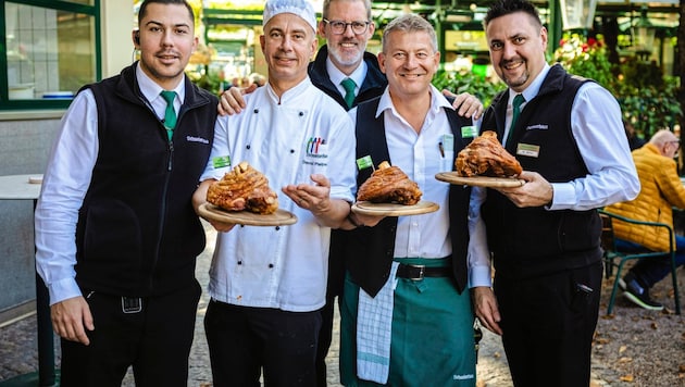 Ein letztes Mal wird die berühmte Schweizerhaus-Stelze den hungrigen Gästen serviert. (Bild: Urbantschitsch Mario/Mario Urbantschitsch)