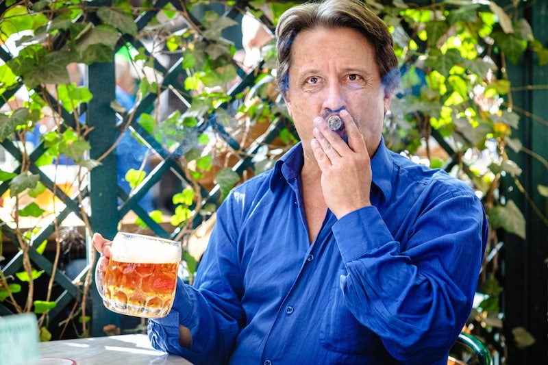 Thomas Kozusnik is one of the most loyal regulars at the Schweizerhaus. He sits in the pub garden almost every day. (Bild: Urbantschitsch Mario/Mario Urbantschitsch)