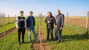 Agro Rebel Markus Fink (2.v.li.) mit seinem Sohn Philipp, sowie Bgm. Robert Kovacs und Labg. ...