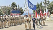 Österreichs Blauhelm-Kontingent beim Einzug in das unter Beschuss geratene UN-Camp Naqoura im ...