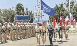 Österreichs Blauhelm-Kontingent beim Einzug in das unter Beschuss geratene UN-Camp Naqoura im ...