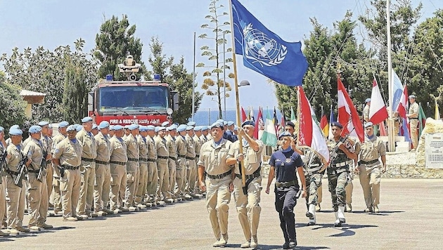 Österreichs Blauhelm-Kontingent beim Einzug in das unter Beschuss geratene UN-Camp Naqoura im Südlibanon. (Bild: Bundesheer)