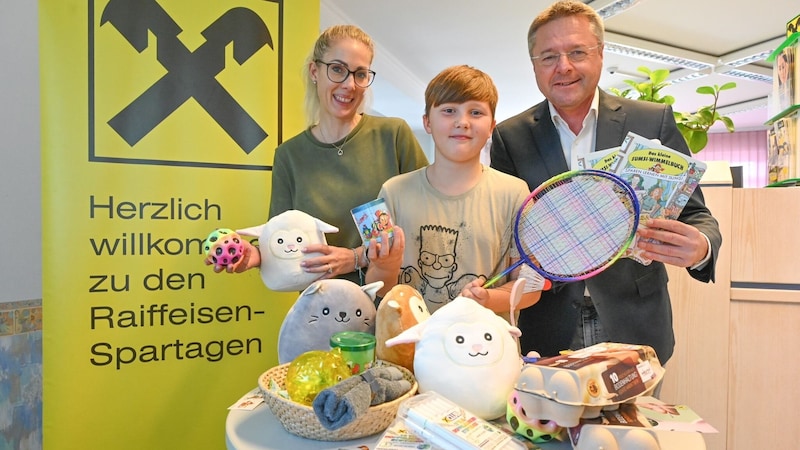 Thomas (10) eröffnete sein erstes Konto bei der Raiffeisen Bank in Magdalensberg – dafür erhielt er von Bankleiter Puaschunder eine „Belohnung“. (Bild: Evelyn Hronek)