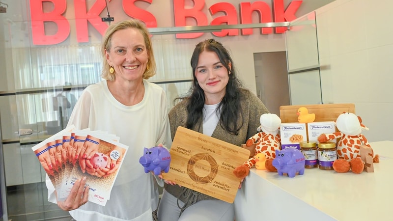 Alda Kordasch und Lisa Anderwald (oben) versorgen die BKS-Kunden mit regionalen Geschenken. (Bild: Evelyn Hronek)