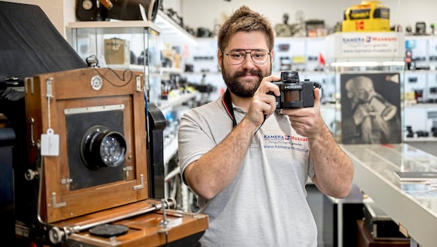 Collector Kernstock in his camera museum (Bild: Antal Imre/Imre Antal)