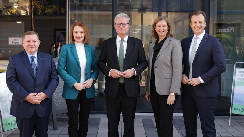 An der Seite von Werner Amon, Simone Schmiedtbauer, Barbara Eibinger-Miedl und Karlheinz Kornhäusl präsentierte Landeshauptmann Christopher Drexler das ÖVP-Wahlprogramm. (Bild: STVP/GASSER BENJAMIN)