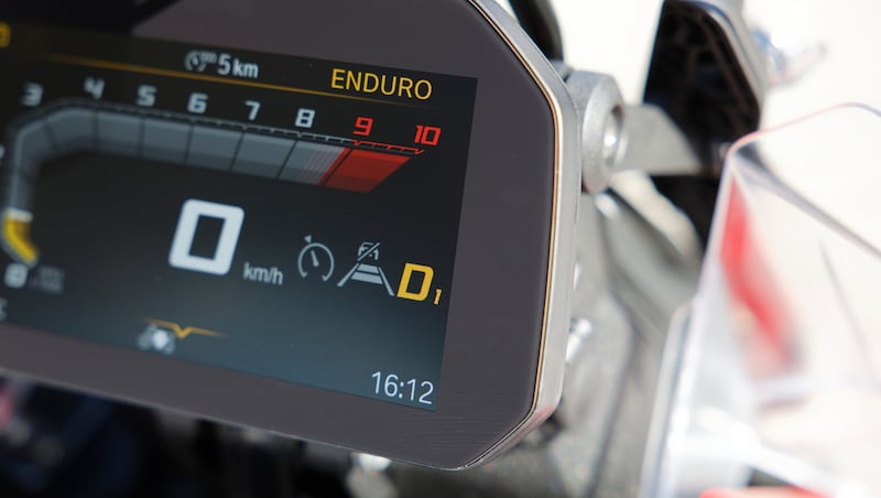 The active mode (M or D) is shown on the display, along with which gear is engaged. (Bild: BMW/Markus Jahn)