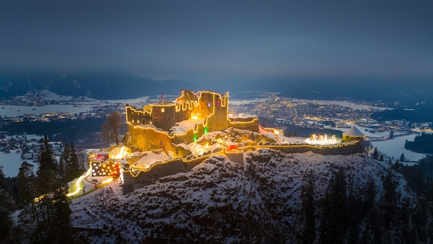 Außergewöhnliche und bunte Farbenspiele werden ab 15. November zu sehen sein, wenn sich die Ruine Ehrenberg in ein buntes Gewand hüllt. (Bild: Naturparkregion Reutte/Robert Eder)