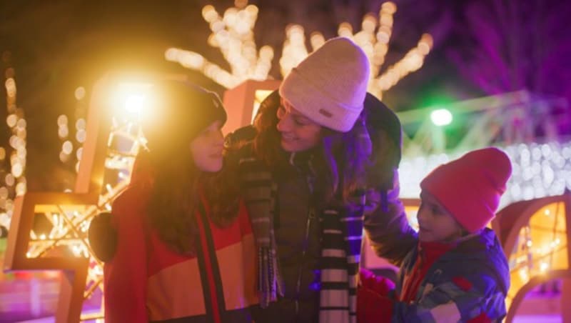 At night, not only ice skating in Reutte becomes a colorful stage. (Bild: Naturparkregion Reutte/Robert Eder)