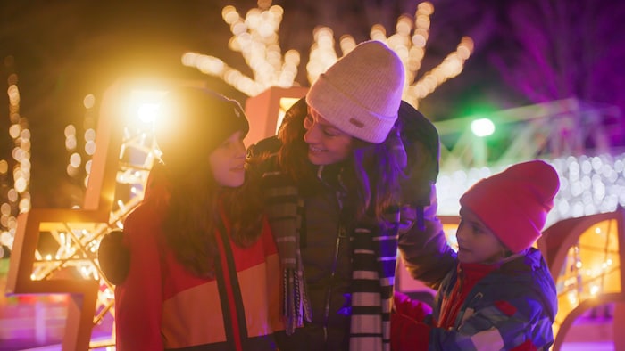 Bei Nacht wird nicht nur das Eislaufen in Reutte zur bunten Bühne.