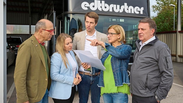 Johanna Mikl-Leitner und Wolfgang Ecker (re.) im Gespräch bei der Firma Erwin Edtbrustner GmbH in Loosdorf. (Bild: NLK/Pfeiffer)