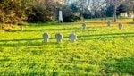 Seit Montag sucht ganz Österreich nach dem Todesschützen Roland Drexler. Am Mittwoch soll er auf dem Soldatenfriedhof (Bild) in Haschendorf gesichtet worden sein. (Bild: Christian Schulter)