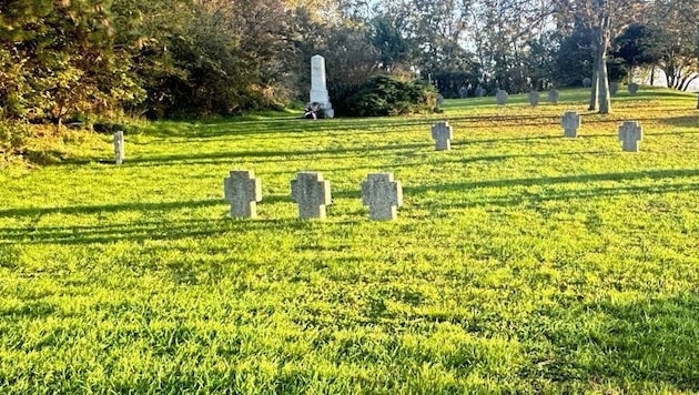 Since Monday, the whole of Austria has been searching for the gunman Roland Drexler. On Wednesday, he is said to have been spotted at the military cemetery (picture) in Haschendorf. (Bild: Christian Schulter)