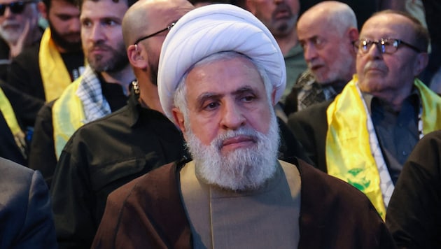 Der neue Hisbollah-Chef Naim Kassim (Bild) ist laut eigenen Angaben zu einer Waffenruhe mit Israel bereit – unter bestimmten „Bedingungen“. (Bild: AFP/ Anwar Amro)