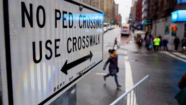 In New York, hardly anyone obeyed the red lights anyway, now you can legally walk on red. (Bild: AP ( via APA) Austria Presse Agentur/Craig Ruttle)